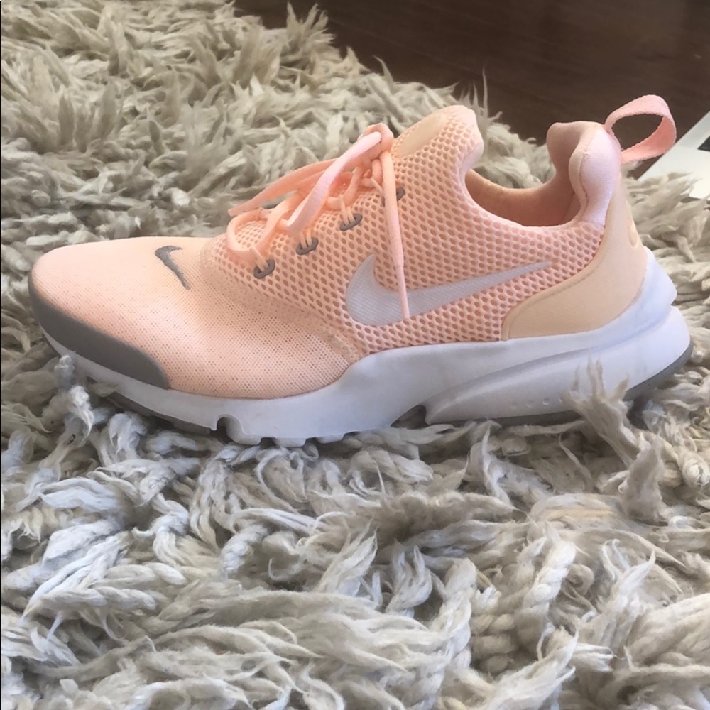 pink nike air tennis shoes